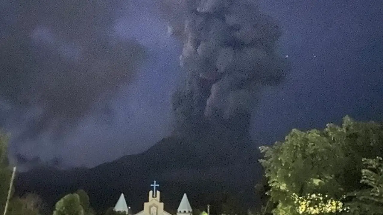 Setidaknya penduduk dari dua provinsi di Negros Occidental serta Negros Oriental, Filipina diminta untuk mengungsi agar tak terdampak erupsi Gunung Kanlaon pada Senin, 3 Juni 2024 (Dok. AFP).