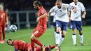 Bek Italia, Leonardo Bonucci, berebut bola dengan gelandang Makedonia, Feran Hasani, pada laga Kualifikasi Piala Dunia 2018 di Stadion Olimpico, Turin, Jumat (6/10/2017). Italia ditahan imbang 1-1 dengan Makedonia. (AP/Alessandro Di Marco)