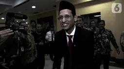 Menteri Pendidikan dan Kebudayaan (Mendikbud) Nadiem Anwar Makarim saat tiba di Gedung Kemendikbud, Jakarta, Rabu (23/10/2019). Nadiem Makarim datang untuk menghadiri  acara lepas sambut sebagai Mendikbud yang baru. (merdeka.com/Iqbal S. Nugroho)