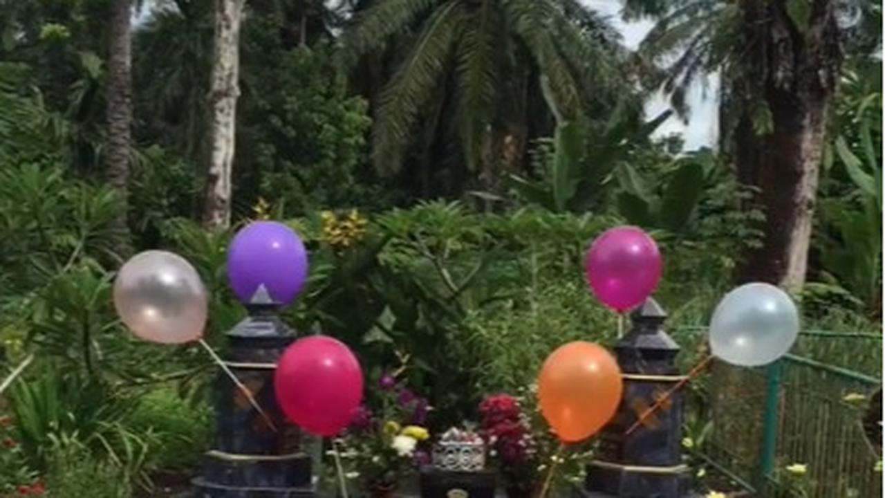 Viral Momen Orang Tua Rayakan Ulang Tahun Anaknya yang Sudah Meninggal, Kuburan di Hiasi Balon hingga Kue Ultah