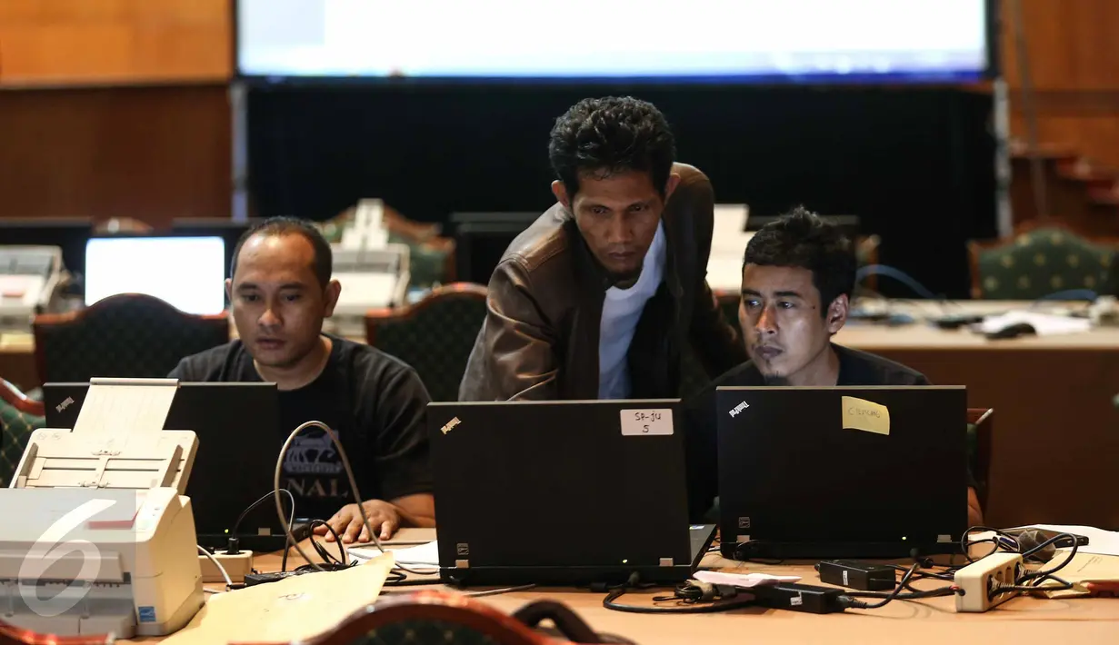 KPUD Jakarta melakukan Input dan memindai data form C1 hasil pemungutan suara dari setiap tempat pemungutan suara (TPS) dengan Sistem Informasi Perhitungan (Situng) KPU di Aula Bina Karya, Hotel Bidakara, Jakarta, Rabu (16/2). (Liputan6.com/Faizal Fanani)
