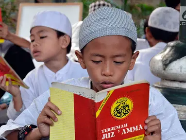 Siswa ikut Pesantren Ramadhan di halaman Masjid Sunda Kelapa, Jakarta, Jumat (9/6). Cap Kaki Tiga memperingati HUT ke-80 tahun  dengan membagikan takjil kepada 10.000 anak Yatim dan Dhuafa di Jakarta dan Surabaya. (Liputan6.com/Johan Tallo)