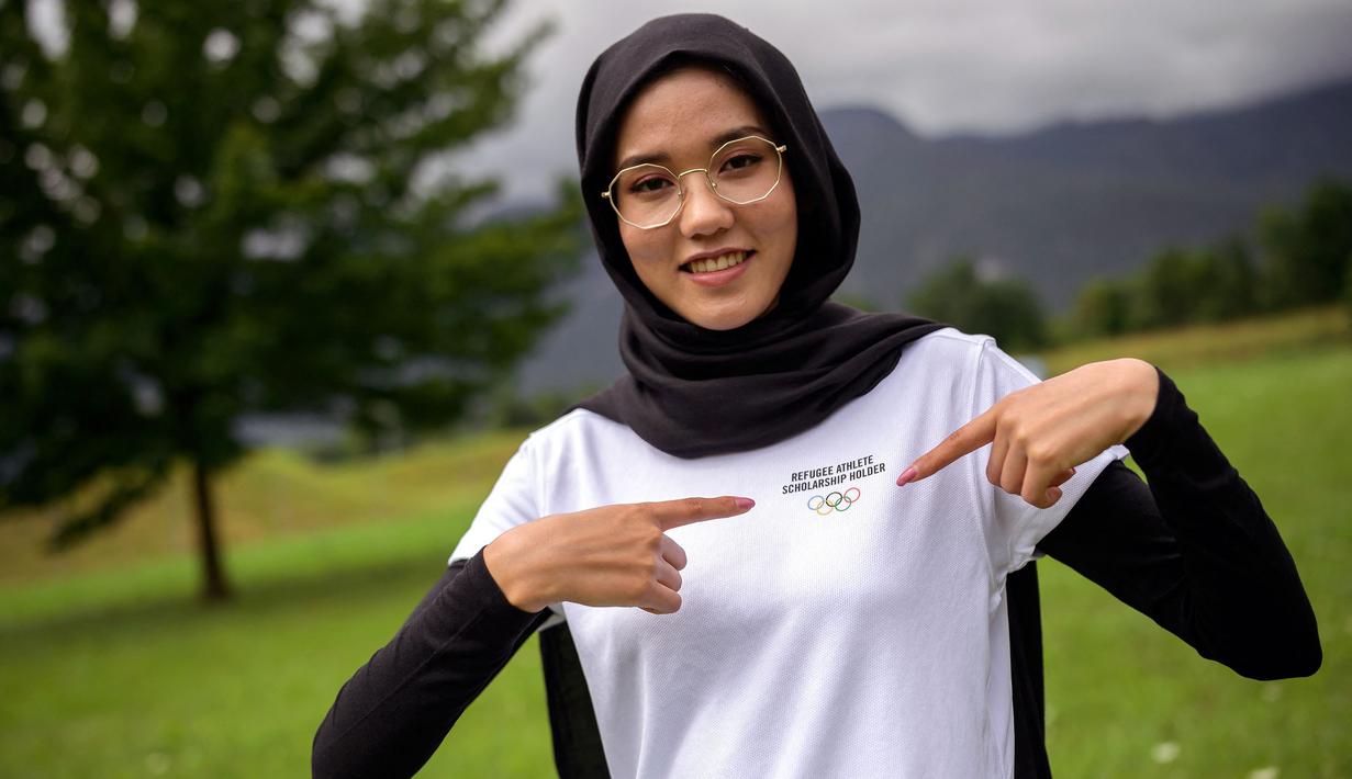 Masomah Ali Zada merupakan pembalap berhijab yang mewakili Tim Pengungsi pada cabang olahraga balap sepeda jalan raya di Olimpiade Tokyo 2020. Perjuangan wanita 24 tahun ini sangat panjang hingga dapat berkompetisi di ajang olah raga paling bergengsi di dunia ini. (Foto: AFP/Fabrice Cofrini)
