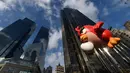 Balon raksaksa berbentuk Angry Bird ikut meramaikan Parade Thanksgiving Day di New York City (26/11/2015). Beragam balon raksaksa yang dibuat seperti tokoh animasi menjadi suguhan utama dalam perayaan tersebut. (AFP Photo/Timothy A. Clary)