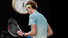 Petenis Jerman, Alexander Zverev memegang raketnya yang rusak seusai menghadapi petenis Korea Selatan, Chung Hyeon di turnamen Australia Terbuka, 20 Januari 2018. Zverev mematahkan raket setelah kalah dalam pertarungan sengit lima set. (AP/Vincent Thian)