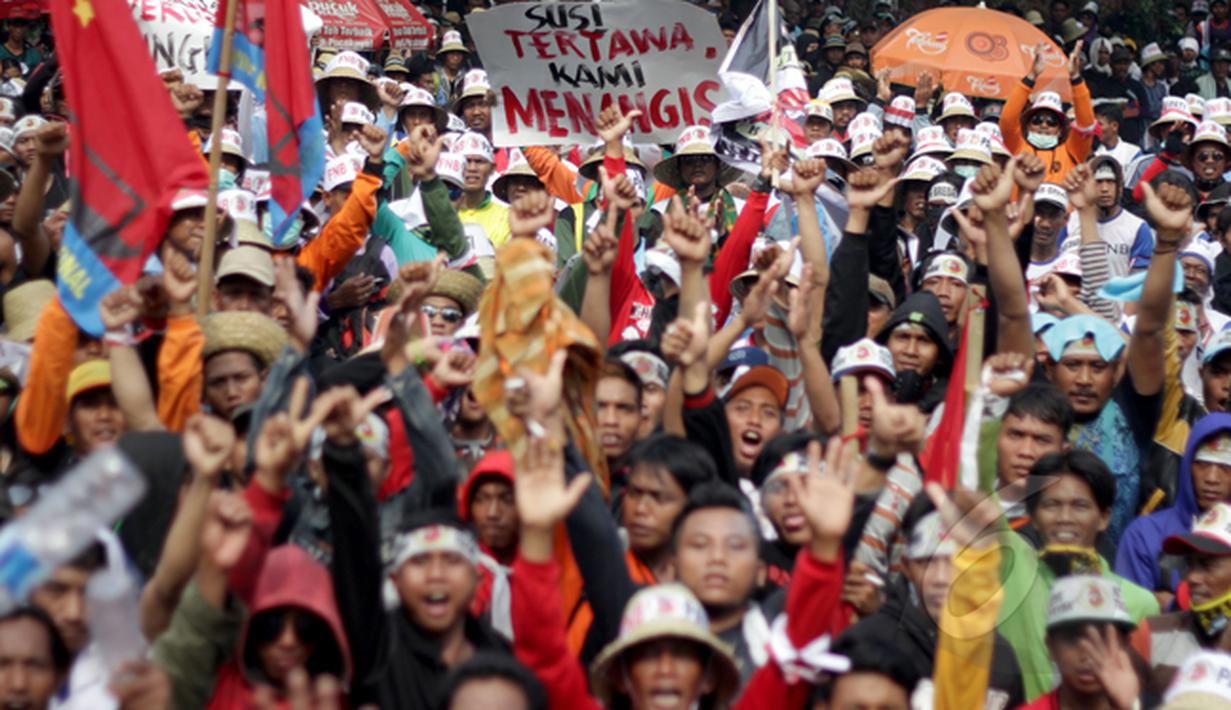 Ribuan orang yang tergabung dalam Front Nelayan Bersatu menggelar aksi unjuk rasa di depan kantor Kementerian Kelautan dan Perikanan (KKP), Jakarta, Kamis (26/2/2015). (Liputan6.com/Faizal Fanani)