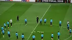 Para pemain Marseille melakukan pemanasan selama sesi latihan di stadion Parc OL di Decines-Charpieu (15/5). Marseille akan melawan wakil Spanyol, Atletico Madrid pada babak final Liga Europa. (AFP Photo/Jean-Philippe Ksiazek)