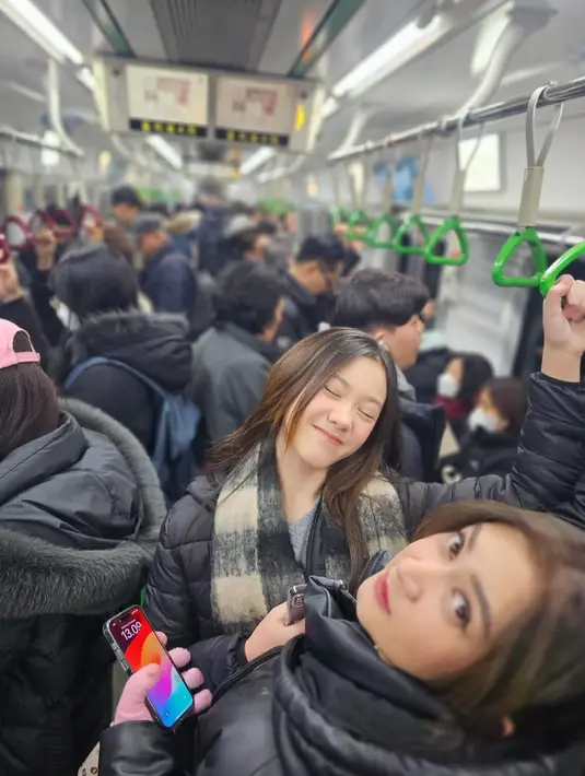 Potret bahagia Nafa saat menemani putrinya menikmati liburan Natal dan tahun baru. [Instagram/nafaurbach]