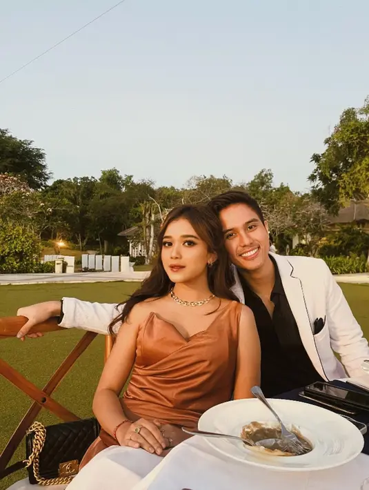 Brisia Jodie juga terlihat hadir menggunakan one shoulder dress satin warna coklat, dipadu aksesori kalung, anting dan cincin yang mewah. [Instagram/brisiajodie96]