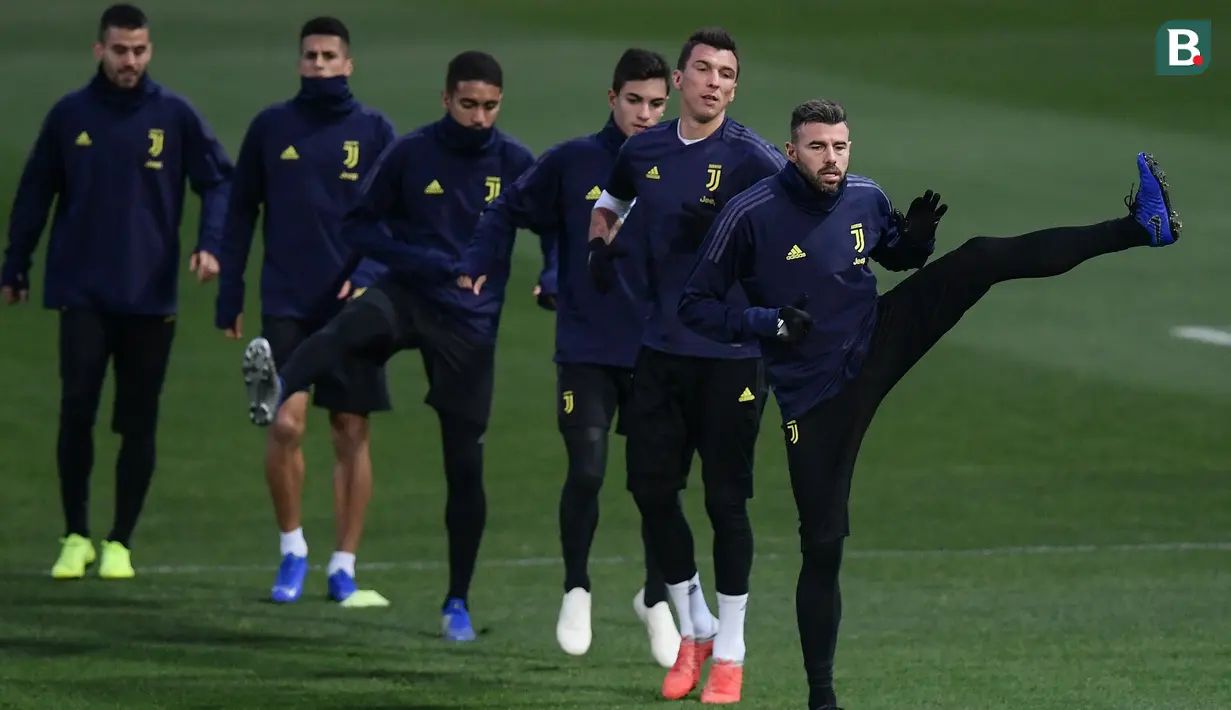 Pemain Juventus, Andrea Barzagli, bersama rekan-rekannya saat latihan di Stadion Allianz, Turin, Senin (26/11). Latihan ini persiapan jelang laga Liga Champions melawan Valencia. (AFP/Marco Bertorello)