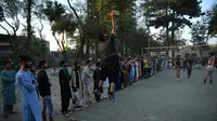 Para pemuda bermain bola voli di Shahr-e Naw Park, Kabul, Afghanistan, 9 September 2021. Taliban menguasai Afghanistan setelah pasukan Amerika Serikat meninggalkan negara tersebut. (HOSHANG HASHIMI/AFP)