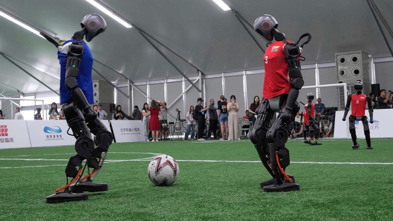 FOTO: Aksi Seru Robot Humanoid Main Bola Jelang World Humanoid Robot Games 2025