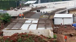 Suasana pembangunan proyek Tol Depok - Antasari (Desari) di TB Simatupang, Jakarta, Jumat (14/7). Jalan Tol Depok-Antasari ini ditargetkan beroperasi pada penghujung tahun 2017. (Liputan6.com/Immanuel Antonius)