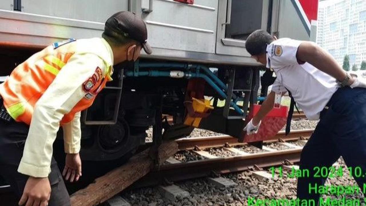 "Saat ini (operional kereta) sudah normal, kurang lebih 30 menit (gangguan keterlambatan)," tandasnya.