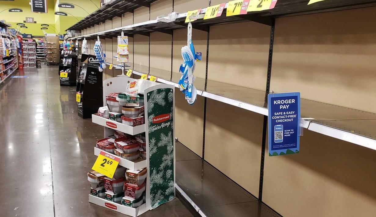 Rak-rak kosong di lorong kertas toilet di toko Fred Meyer, negara bagian Oregon, AS pada 14 November 2020. Lonjakan kasus COVID-19 di AS membuat orang kembali ke toko untuk menimbun lagi, meninggalkan rak kosong dan memaksa pengecer membatasi pembelian (Samantha Swindler/The Oregonian via AP)