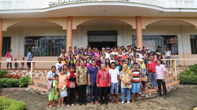 Konjen RI di Davao, Berlian Napitulu (tengah, depan) bersama dengan sejumlah warga keturunan Suku Sangir Indonesia di Pulau Sarangani, Provinsi Davao Occidental, Filipina (17/11/2017) (sumber: KJRI Davao)