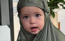 Potret Lucu dan Gemas Kamari Pakai Mukena, Netizen Auto Panggil Bu Hajah