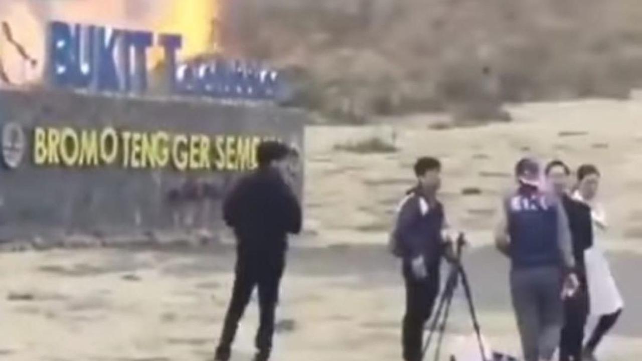 Kebakaran terjadi di wilayah Gunung Bromo, tepatnya di kawasan Bukit Teletubies, Rabu (7/9/2023). Kebakaran diduga terjadi karena ada wisatawan menyalakan flare saat prewedding.<br>