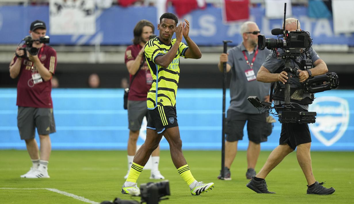 Bek Arsenal, Jurrien Timber memberi aplaus kepada penonton saat diperkenalkan sebelum mengikuti kontes MLS All-Stars Skills Challenge menghadapi tim MLS All-Stars di Washington, Amerika Serikat, Selasa (18/7/2023) waktu setempat. (AP Photo/Alex Brandon)