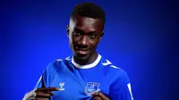 Everton berhasil mendatangkan Idrissa Gueye dari Paris Saint-Germain. Sebelumnya, Gueye memang kesulitan untuk menjadi pilihan utama di lini tengah Les Parisiens. Ia pun dibeli oleh The Toffess dengan harga murah, yaitu 6 juta euro. Gueye sendiri sebelumnya pernah berseragam Everton saat 2016 hingga 2019. (Twitter/@Everton)