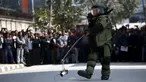  Seorang anggota tim penjinak bom membawa benda mencurigakan yang menghebohkan warga di kompleks kantor Singha Durbar, Kathmandu , Nepal, (1/3). Warga sekitar mendadak heboh karena mengira benda tersebut adalah sebuah bom. (REUTERS / Navesh Chitrakar)