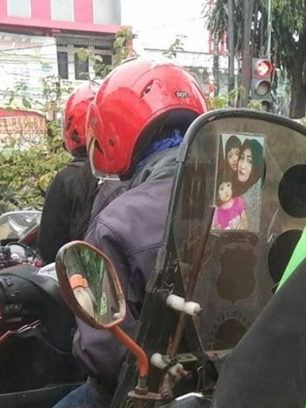Pengemudi Ojek Online Ingat Keluarga (Sumber: Instagram/dramaojol.id)