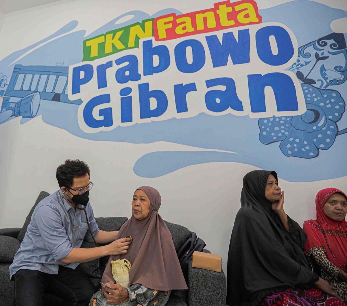 TIm Kampanye Nasional (TKN) Fanta Prabowo-Gibran menggelar tes kesehatan gratis. Layanan ini berlangsung di Gedung&nbsp;TKN Fanta HQ, Jalan Surabaya, Jakarta, pada Rabu (6/12/2023).