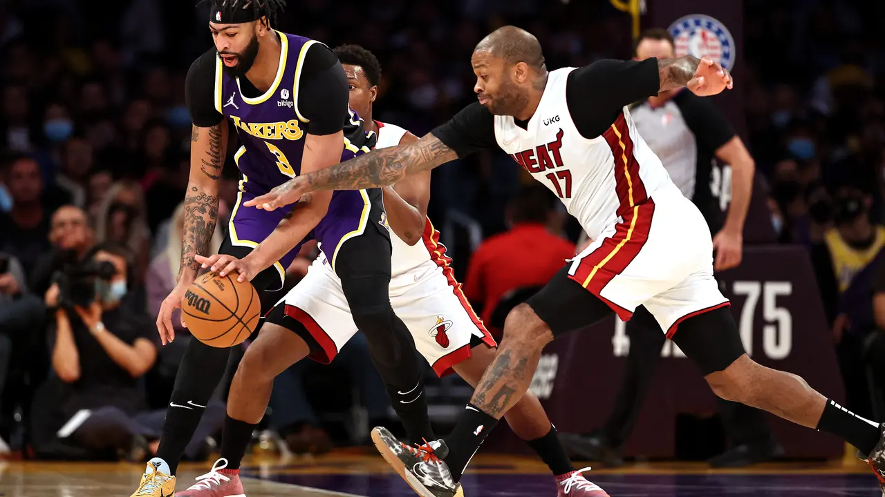 Pemain Lakers Anthony Davis berduel dengan pemain Heat PJ Tucker pada lanjutan NBA
