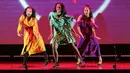 Pemain menghibur penonton pada pertunjukan broadway bertajuk What I Did For Love di Soehanna Hall, Jakarta Selasa (27/8/2019). What I Did For Love menampilkan lebih dari 40 lagu-lagu broadway dan dikemas dalam sebuah pertunjukan teater musikal. (Liputan6.com/Fery Pradolo)