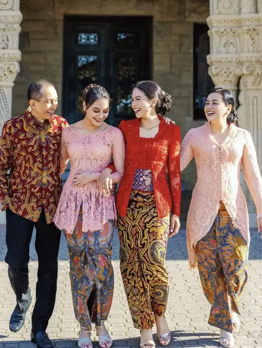 Detail ruffle menjadi detail manis yang mengoptimalkan penampilannya.  [Foto: Instagram/ Akhairunnisa]