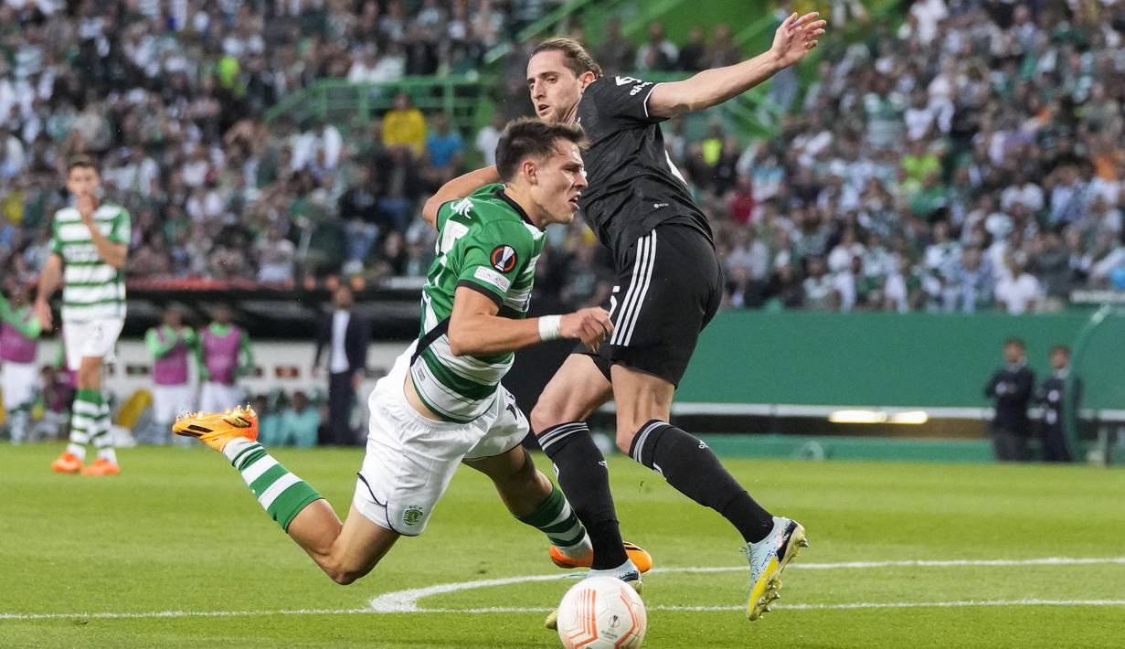 Gelandang Sporting CP, Manuel Ugarte ditekel oleh gelandang Juventus Adrien Rabiot di dalam kotak penalti Juventus dan memberikan hadiah penalti untuk Sporting CP pada leg kedua perempat final Liga Europa 2022/2023 di Estadio Jose Alvalade, Jumat (21/4/2023) dini hari WIB. (AP Photo/Armando Franca)