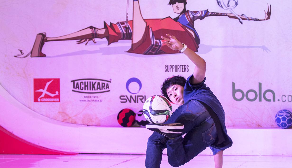 Freestyler Jepang, Kosuke, tampil pada final Asian Freestyle Football Championship 2015 di Pluit Mall, Jakarta, Minggu (15/11/2015). Kosuke berhasil menjadi juara mengalahkan PWG. (Bola.com/Vitalis Yogi Trisna)