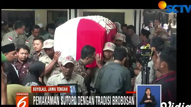 Satu persatu anggota keluarga Sutopo Purwo memutari dan melalui kolong peti jenazah almarhum.