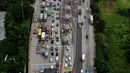 <p>Pantauan udara kemacetan di gerbang masuk tol Cikupa, Tangerang, Banten, Kamis (28/4/2022). Memasuki H-4 Hari Raya Idulfitri 1443 H atau Lebaran 2022, kendaraan pemudik dengan menggunakan kendaraan pribadi mengular di pintu tol Cikupa arah Merak. Kemacetan terjadi kurang lebih hingga dua km meter. (Liputan6.com/Angga Yuniar)</p>
<p> </p>