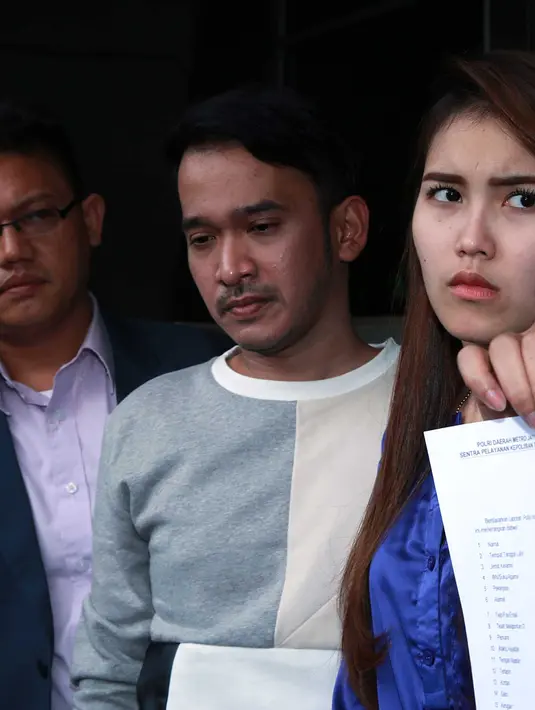 Ayu Ting Ting melaporkan dua perkara yaitu tentang akun penjualan bayi murah serta penghinaan yang dialamatkan kepadanya dan anaknya, Bilqis Khumairah Razak. (Deki Prayoga/Bintang.com)