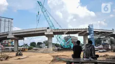 Warga menyaksikan proyek pembangunan Jalan Tol Bekasi-Cawang-Kampung Melayu (Becakayu) Seksi 1, D.I Panjaitan, Jakarta, Kamis (18/11/2021). BPJT mendata hingga akhir kuartal III/2021 perkembangan pembangunan Tol Becakayu Seksi 1 saat ini mencapai 95,54 persen. (merdeka.com/Iqbal S Nugroho)