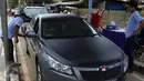 Petugas saat akan melakukan pengujian emisi di jalan Juanda Depok, Jawa Barat, (4/11/2015). Sejumlah kendaraan diberhentikan oleh petugas gabungan dari Unit lantas Polres Kota Depok serta Dinas perhubungan Kota Depok. (Liputan6.com/Yoppy Renato)