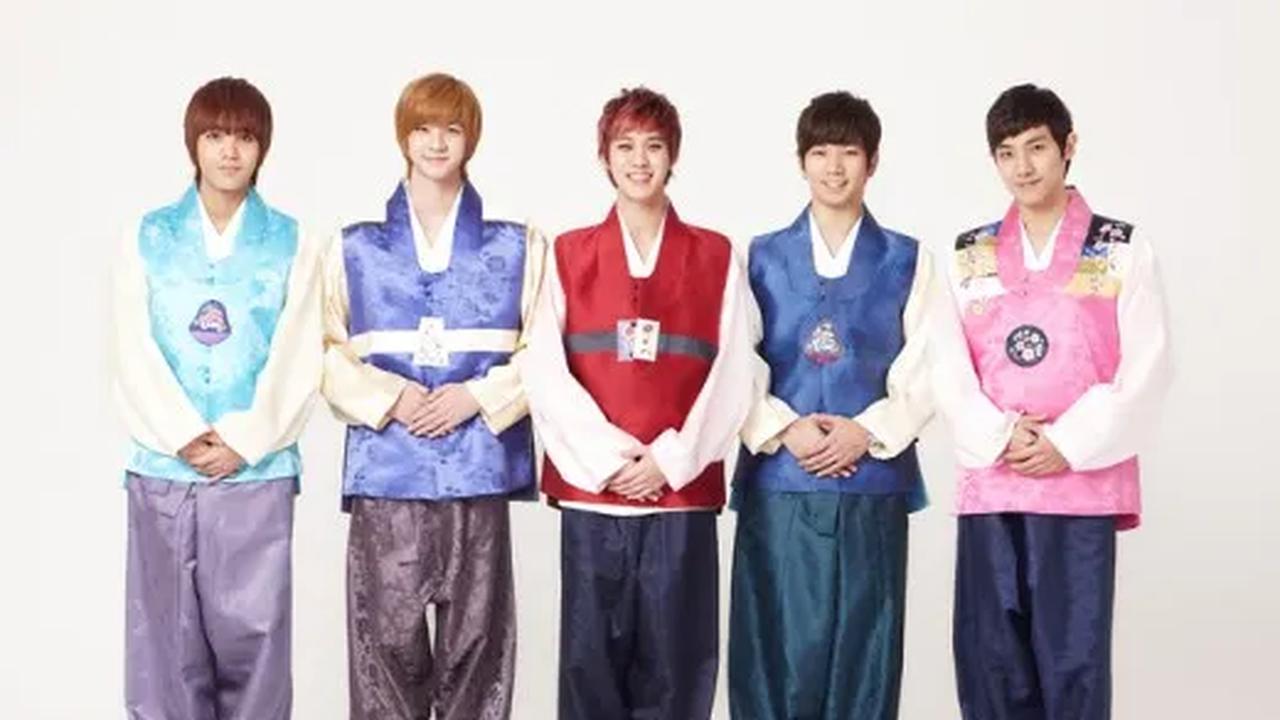 MBLAQ menyapa dengan baju tradisional Korea di tahun baru. Â©soompi.com