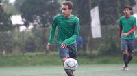 Gelandang serang Timnas Indonesia U-19 Egy Maulana Vikri saat ini hanya memikirkan kualifikasi Piala Asia U-19 2018. (Bola.com/Muhammad Ginanjar)