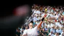 Andy Murray melakukan servis saat berhadapan Martin Klizan di putaran kedua Prancis Terbuka di Roland Garros stadium, Paris, (1/6). Di babak berikutnya Murray akan bertemu petenis Argentina Juan Martin del Potro. (AP Photo/Petr David Josek)