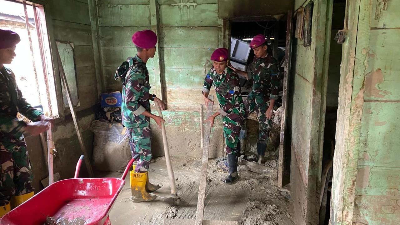 FOTO: Marinir TNI AL Lanjutkan Aksi Kemanusiaan Pascabanjir di Tapanuli Selatan