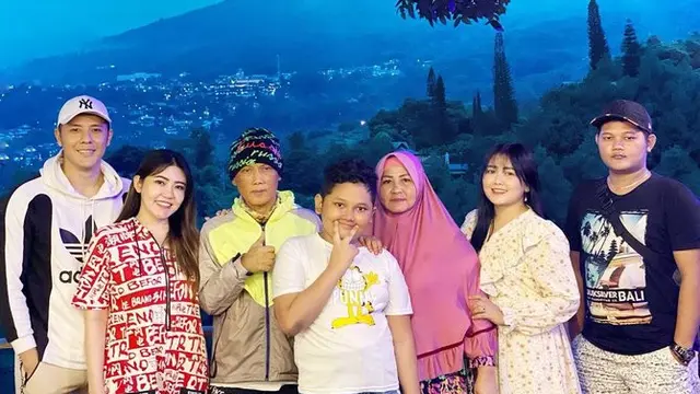 Sudah Lamaran, Ini 6 Momen Kedekatan Chevra Yolandi dan Keluarga Via Vallen