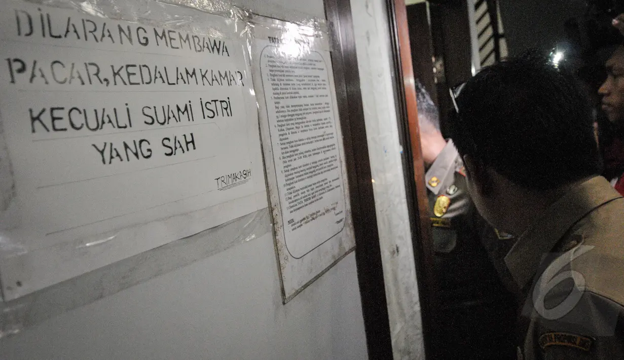 Petugas Satpol PP memeriksa kamar penghuni kos di kawasan Tebet, Jakarta, Selasa (21/4).  Razia kos ini erat kaitannya dengan kasus pembunuhan wanita berprofesi sebagai PSK online, Deudeuh Alfisahrin. (Liputan6.com/Faizal Fanani)