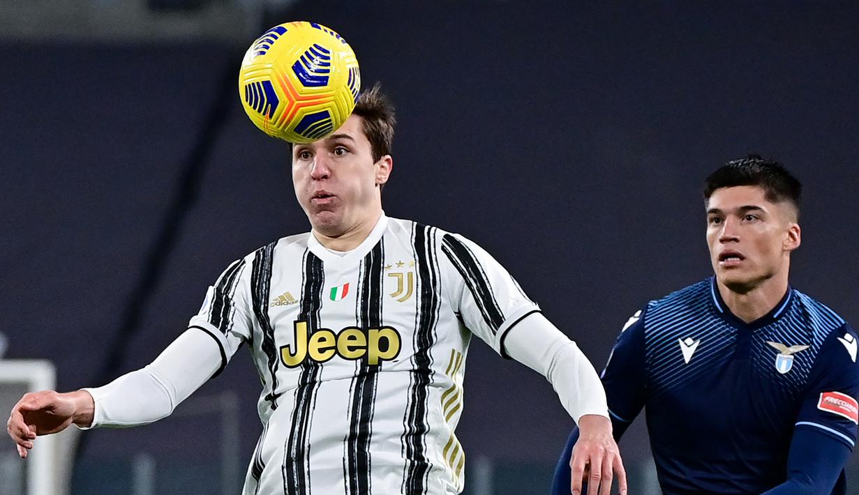 Striker Juventus, Federico Chiesa (kiri) menguasai bola dibayangi striker Lazio, Joaquin Correa dalam laga lanjutan Liga Italia 2020/21 di Allianz Stadium, Turin, Sabtu (6/3/2021). Juventus menang 3-1 atas Lazio. (AFP/Miguel Medina)
