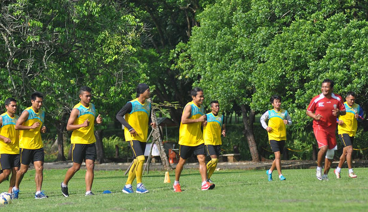 Latihan itu dilakukan sebagai persiapan jelang babak semi final Piala Jenderal Sudirman melawan Mitra Kukar. (Bola.com/Kevin Setiawan)