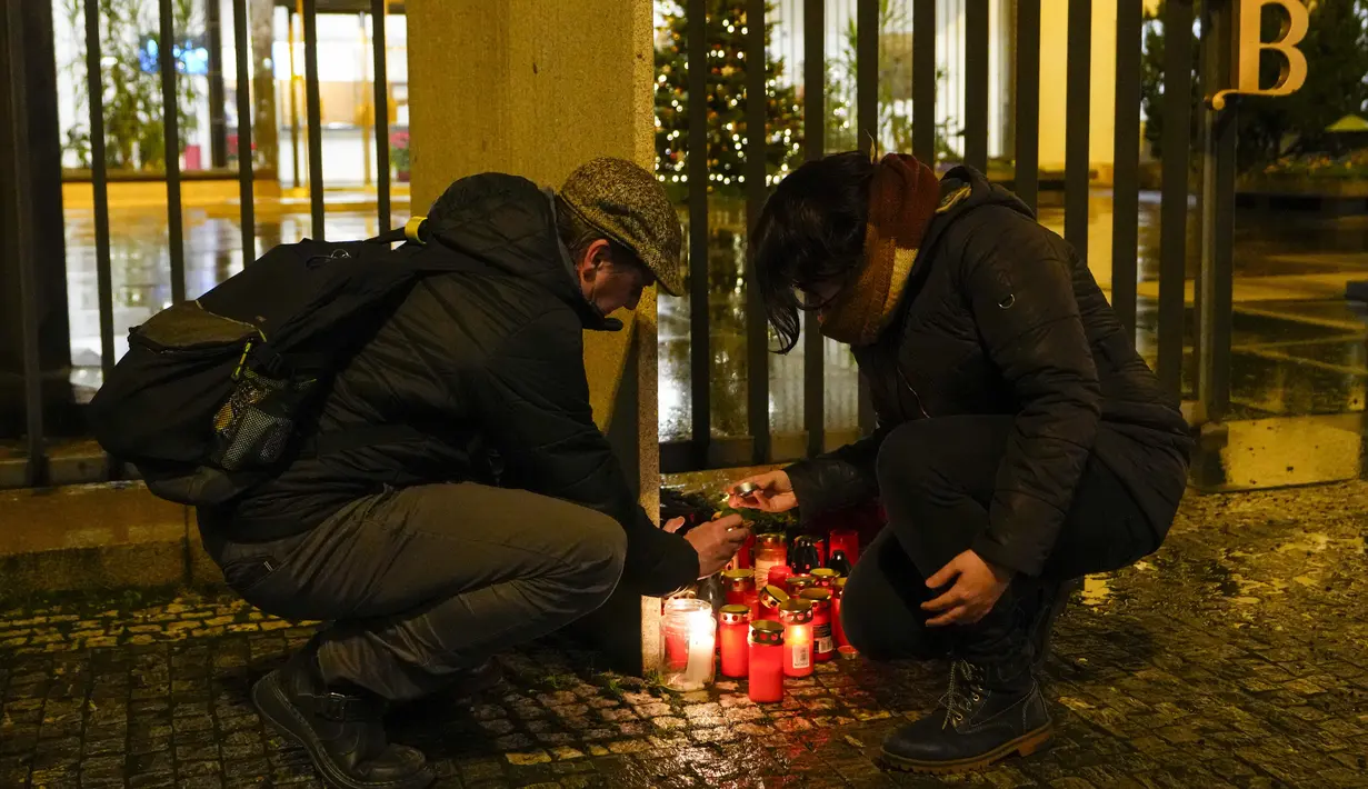 Pemerintah mengumumkan hari berkabung nasional pada tanggal 23 Desember untuk mengenang para korban, yang diputuskan dalam rapat kabinet khusus dipimpin Presiden Petr Pavel. (AP Photo/Petr David Josek)