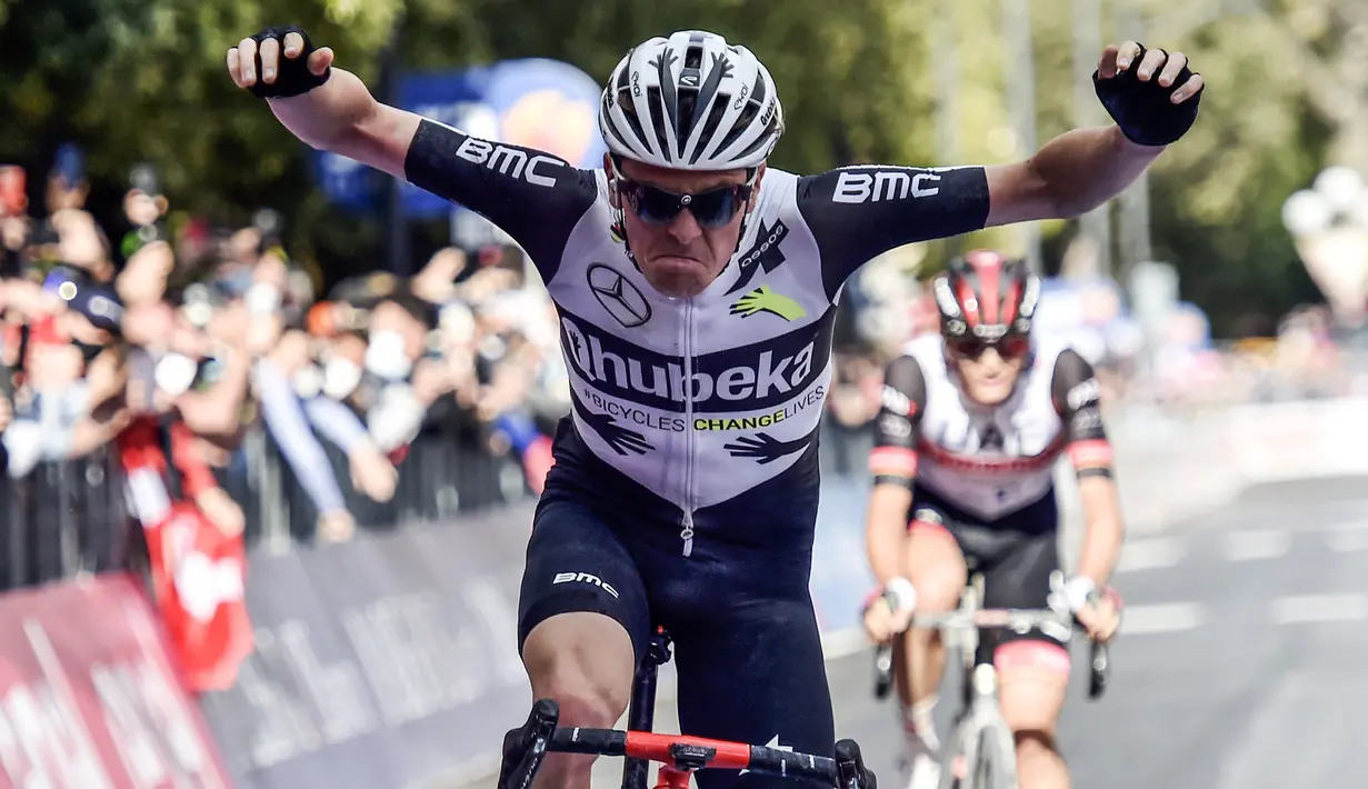 Pembalap Swiss dari tim Qhubeka Assos, Mauro Schmid memenangi etape ke-11 Tour Balap Sepeda Giro d'Italia 2021 antara Perugia dan Montalcino sejauh 162 km, Rabu (19/5/2021). (AFP/Luca Bettini)