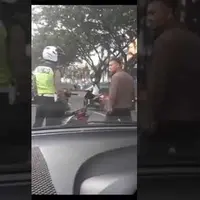 Bripda Yoga Fernando dipukul oknum TNI AD saat dia sedang bertugas. Namun, berkat kesabarannya, dia malah mendapat penghargaan. | Sumber Foto: youtube.com