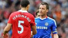 Jabat tangan antara bek Chelsea John Terry (kanan) dan bek Manchester United Rio Ferdinand usai laga EPL yang berlangsung di Old Trafford, Manchester, 8 Mei 2011. AFP PHOTO / ANDREW YATES