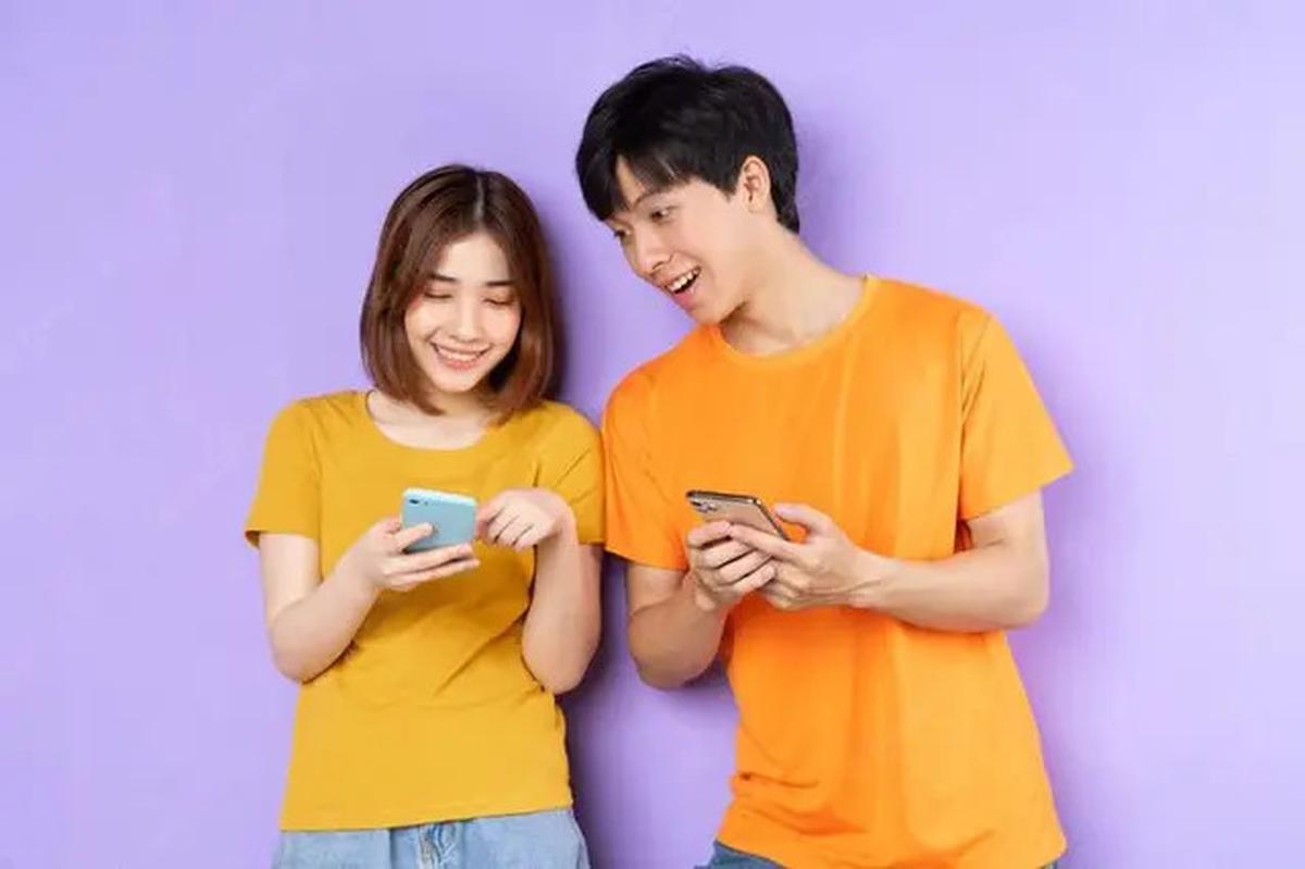 5 Kebiasaan Chatting yang Membuat Pria Semakin Menyukai Kamu